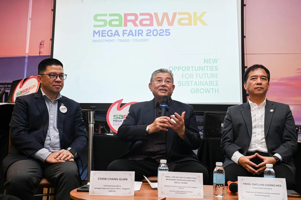 Sesi prapelancaran Pameran Mega Sarawak 2025 menampilkan anggota panel termasuk (dari kiri) Ketua Pegawai Eksekutif Pejabat Perdagangan dan Pelancongan Sarawak di Singapura (Statos), Encik Chew Chang Guan; Pengerusi Statos, Tan Sri Datuk Amar Mohamad Morshidi Abdul Ghani; dan Timbalan Setiausaha Kerajaan Sarawak (Operasi), Datuk Hii Chang Kee.