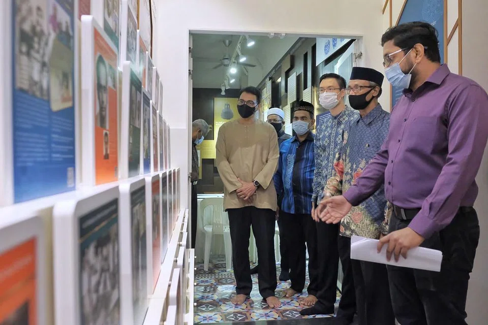 TINGKATKAN KESEDARAN: Encik Esa (tiga dari kanan) sedang meninjau antara pameran yang diketengahkan di Pusat Warisan Muslim India . Bersama beliau ialah Encik Shaick Fakrudeen (dua dari kanan). - Foto BM oleh GAVIN FOO