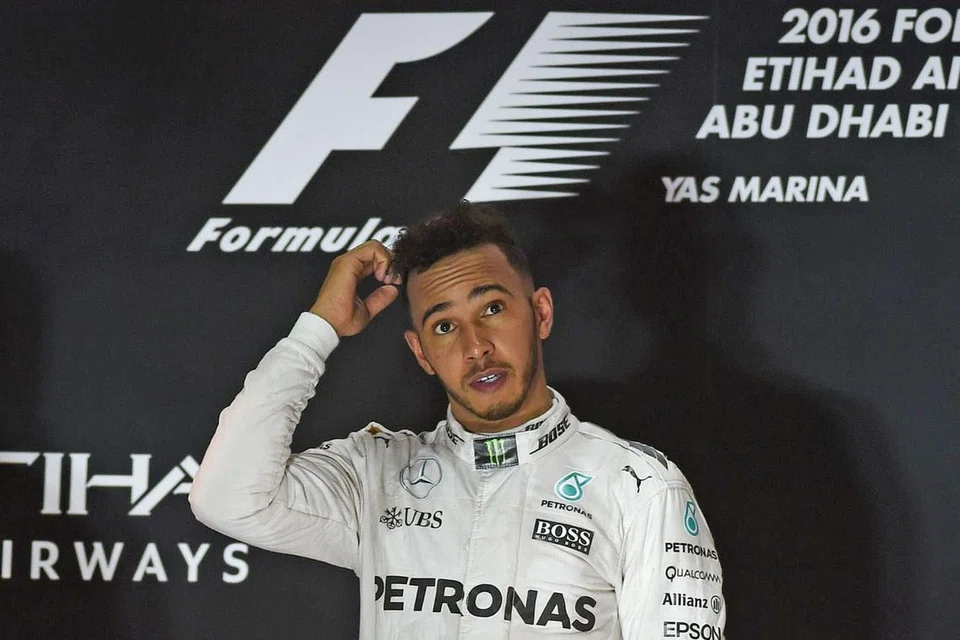 TINDAKAN MUNGKIN DIAMBIL: Lewis Hamilton mungkin menerima hukuman selepas beliau cuba meranapkan impian Nico Rosberg dalam menjuarai kejohanan Formula Satu (F1) musim ini. - Foto AFP
