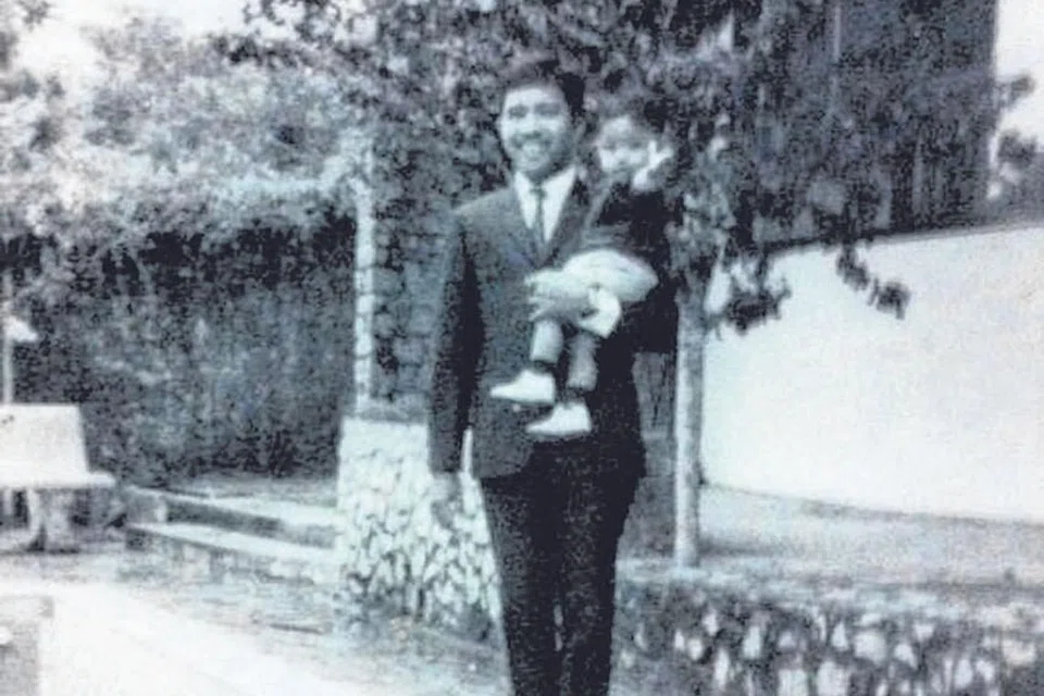SEKILAS KEHIDUPAN KERABAT DI RAJA SILAM DI SINI - KENANGAN SEMASA KECIL DI SINGAPURA: Dato Tunku Iskandar Dzulkarnain didukung ayahnya di Istana Mahligai di Sime Road. Dato Dzulkarnain, kini berusia 54 tahun adalah seorang peniaga berjaya dan tinggal di Pahang. Beliaulah yang mememberikan maklumat dan foto-foto tambahan kepada Encik Sarafian mengenai keempat-empat istana Sultan dan kerabat Pahang di Singapura. 