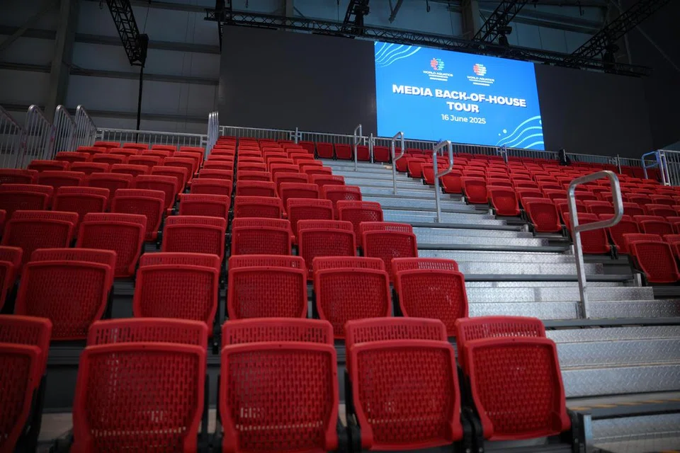 Arena renang yang baru dibina, Arena WCH, mampu menampung seramai 4,800 penonton. Terdapat beberapa ciri yang diubah, seperti sudut pandangan penonton, bagi memastikan kededua pesaing dan penyokong mendapat pengalaman yang terbaik di arena tersebut. 