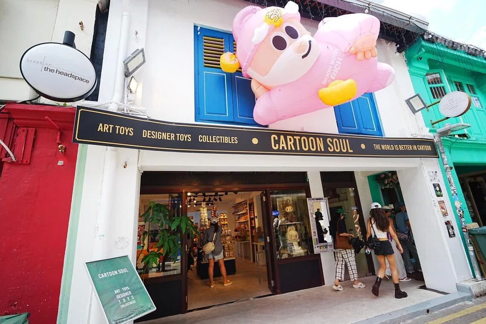 Unit yang disewanya di 47 Haji Lane kini diambil alih oleh perniagaan yang menjual permainan dan anak patung komersial. 