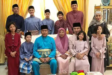TETAP BERAYA: Penyanyi legenda Ziana Zain (kanan) menyambut Lebaran bersama keluarga. - Foto INSTAGRAM ZIANA ZAIN