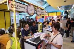 Skim Bantuan Pencari Kerja SkillsFuture itu akan menyediakan sokongan sehingga $6,000 dalam tempoh enam bulan kepada individu bergaji rendah dan pertengahan yang menganggur tanpa pilihan, namun ini dengan syarat mereka perlu mencari pekerjaan baru secara aktif seperti memohon pekerjaan, menghadiri sesi bimbingan kerjaya atau menyertai kursus latihan yang layak.