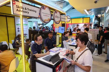 Skim Bantuan Pencari Kerja SkillsFuture itu akan menyediakan sokongan sehingga $6,000 dalam tempoh enam bulan kepada individu bergaji rendah dan pertengahan yang menganggur tanpa pilihan, namun ini dengan syarat mereka perlu mencari pekerjaan baru secara aktif seperti memohon pekerjaan, menghadiri sesi bimbingan kerjaya atau menyertai kursus latihan yang layak.