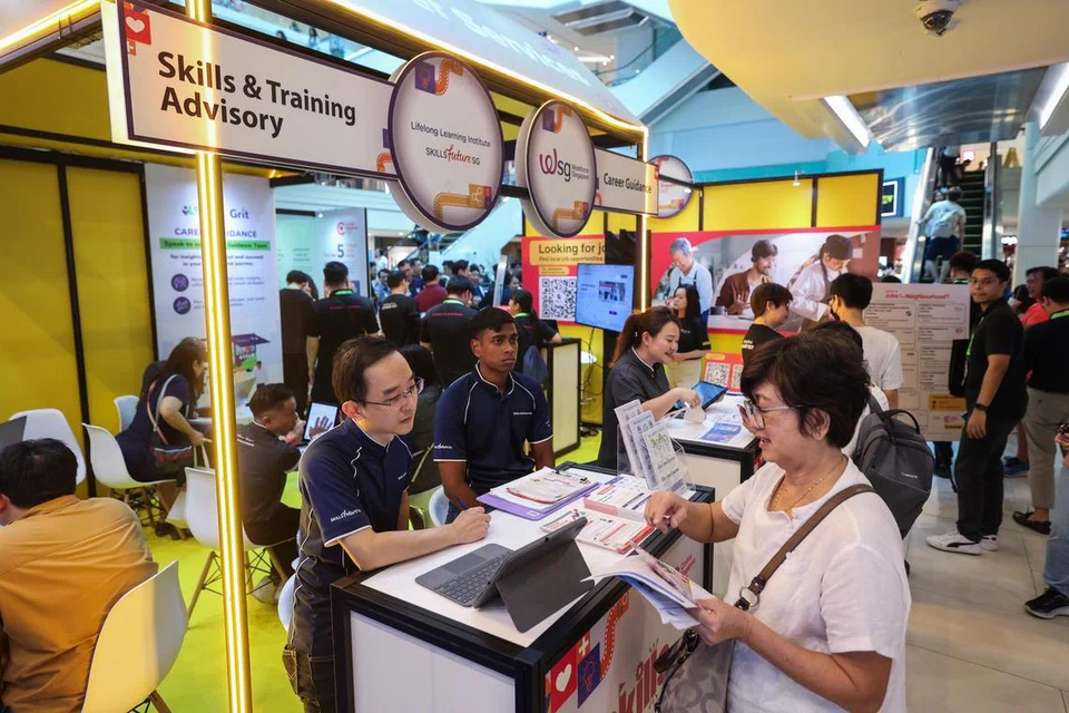 Skim Bantuan Pencari Kerja SkillsFuture itu akan menyediakan sokongan sehingga $6,000 dalam tempoh enam bulan kepada individu bergaji rendah dan pertengahan yang menganggur tanpa pilihan, namun ini dengan syarat mereka perlu mencari pekerjaan baru secara aktif seperti memohon pekerjaan, menghadiri sesi bimbingan kerjaya atau menyertai kursus latihan yang layak.