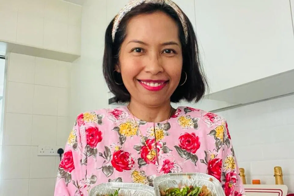 KUIH TRADISIONAL: Cik Juliana Rahmad, 49 tahun, ingin menawarkan rangkaian kuih-muih tradisional Melayu seperti kuih kaswi, kuih lopes, dan pencuci mulut melalui perniagaannya, Uli’s Kitchen.