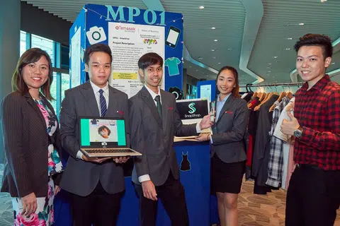 IKUT GAYA BINTANG: Aplikasi SnapShop ciptaan (dari kanan) Encik Leng, Cik Choo, Encik Muhammad Alhakim dan Encik Daniel, dengan bantuan pensyarah Cik Lim, memudahkan pelanggan memilih pakaian dengan corak idaman persis artis. - Foto POLITEKNIK TEMASEK