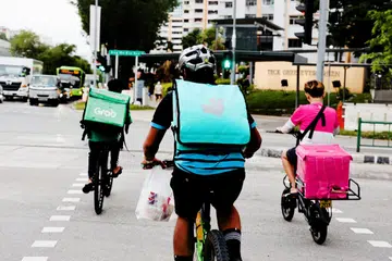 LANGKAH ELAK KEMALANGAN: Majlis Keselamatan dan Kesihatan di Tempat Kerja (WSH) sedang bekerjasama dengan platform dan syarikat penghantaran untuk menyemak proses kerja demi mempertingkat keselamatan pekerja platform penghantaran di jalan raya. - 