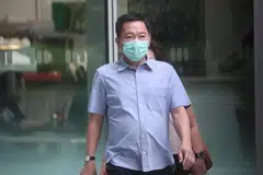 HADAPI PENDAKWAAN: Pegawai kanan bersama Lembaga Perumahan dan Pembangunan (HDB), Tan Siam Chua, hadapi satu pertuduhan bersubahat dalam transaksi rasuah dengan ejen.