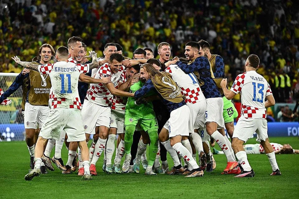 TIDAK PUTUS ASA: Reaksi pemain Croatia selepas berjaya mengalahkan Brazil menerusi sepakan penalti dalam suku akhir di Stadium Education City awal pagi semalam.