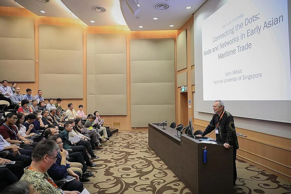 RANGKAIAN AWAL MARITIM DI ASIA: Dr Miksic yang menyampaikan ceramah tentang rangkaian awal maritim Asia menarik perhatian bahawa Singapura dan laluan laut berdekatan memainkan peranan penting dalam pembentukan satu rangkaian yang meluas. - Foto BH oleh ONG WEE JIN 