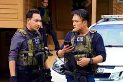 PERSAHABATAN TERUJI: Zizan Razak (kiri) dan Shaheizy Sam menghidupkan watak dua inspektor yang bersahabat baik tetapi melalui ketegangan hubungan kerana kes yang diselesaikan.