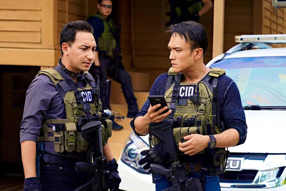 PERSAHABATAN TERUJI: Zizan Razak (kiri) dan Shaheizy Sam menghidupkan watak dua inspektor yang bersahabat baik tetapi melalui ketegangan hubungan kerana kes yang diselesaikan.