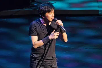 MASIH KEKAL BERTENAGA: Vokalis Gigi, Armand Maulana, yang terkenal kerana karismanya, terus menyanyi penuh semangat meskipun ruang Dewan Konsert di Esplanade tidak penuh. - Foto JACK YAM BUAT ESPLANADE