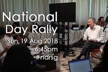 PERSIAPAN: Dalam foto yang disiarkan di Facebook, Perdana Menteri Lee Hsien Loong kelihatan berbincang bersama para pegawainya sebagai persiapan bagi Rapat Umum Hari Kebangsaan. - Foto FACEBOOK PM LEE