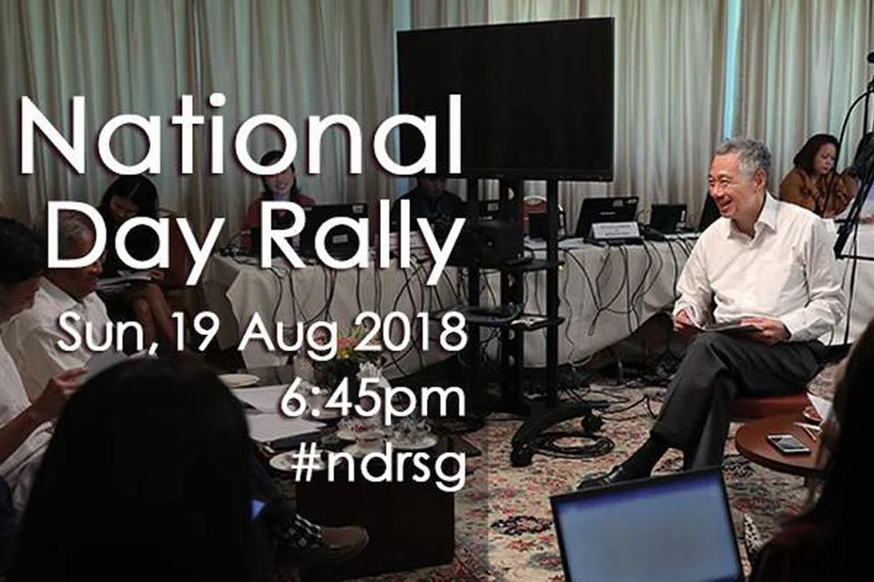 PERSIAPAN: Dalam foto yang disiarkan di Facebook, Perdana Menteri Lee Hsien Loong kelihatan berbincang bersama para pegawainya sebagai persiapan bagi Rapat Umum Hari Kebangsaan. - Foto FACEBOOK PM LEE