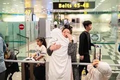 Sambutan penuh emosi bagi rakyat Singapura termasuk ahli keluarga mereka yang selamat tiba di Lapangan Terbang Changi dari Muscat, Oman, pada 8 Mac.