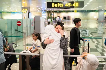 Sambutan penuh emosi bagi rakyat Singapura termasuk ahli keluarga mereka yang selamat tiba di Lapangan Terbang Changi dari Muscat, Oman, pada 8 Mac.