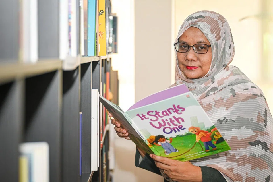 DITERJEMAH: Buku ‘Bermula Dengan Satu’ karya Cik Nur-El-Hudaa Jaffar asalnya diterbitkan dalam bahasa Inggeris dan berjudul ‘It Starts With One’. Ia akan dilancarkan di Pesta Buku Melayu Singapura 2023 pada 25 Ogos.
