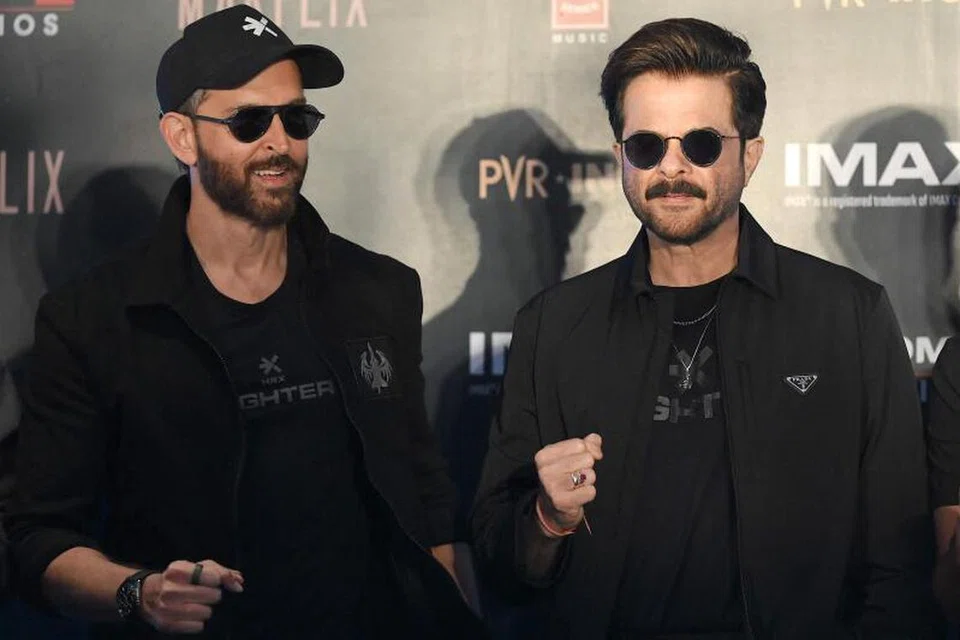 ‘Fighter’ banyak diterap dengan teknologi canggih dalam dunia perfileman yang dibintangi Hrithik Roshan (kiri) dan Anil Kapoor. Namun, sambutan bagi filem itu di Singapura tampak biasa-biasa sahaja.