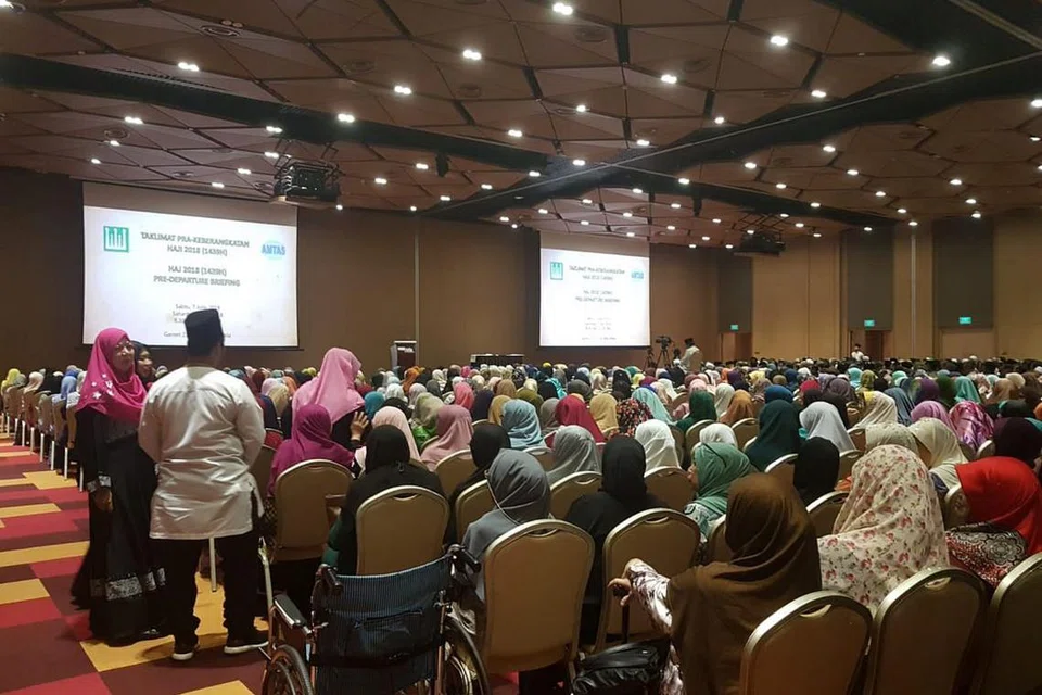 BUAT PERSIAPAN: Bakal haji setempat menghadiri taklimat keberangkatan yang dianjurkan oleh Majlis Ugama Islam Singapura (Muis) di Singapore Expo pada 7 Julai.