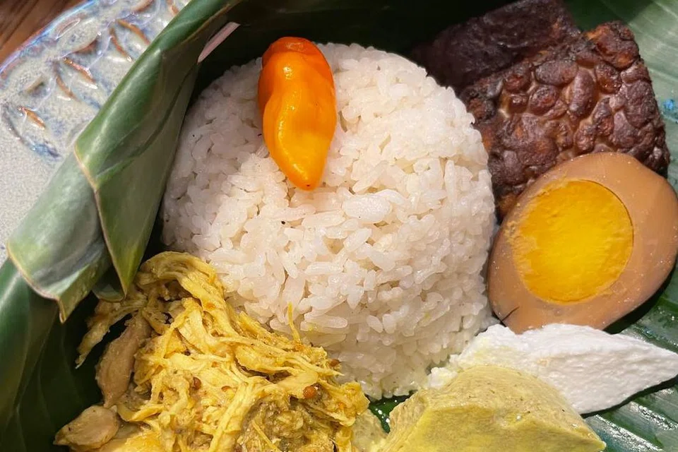 HIDANGAN TRADISIONAL: Nasi liwet ialah nasi kelapa dan digabungkan dengan ayam cencang, telur pindang dan tahu bacem.