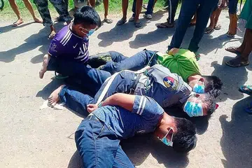 DIBERKAS RAKYAT: Empat anggota polis diikat tangan dan ditutup mata mereka menyusuli satu pertempuran di Moebyel di timur negeri Shan, selepas pejuang penentang rejim tentera merampas balai polis di mana 20 anggota polis maut selepas pertempuran hebat, pada 23 Mei lalu. - Foto AFP/KANTARAWADDY TIMES