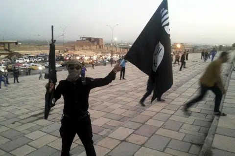 ISIL BERTAPAK DI IRAQ: Antara sebab ISIL, atau IS, menjadi pasukan yang kuat di Iraq pada masa awal penubuhannya adalah kerana ia disertai sebahagian tentera militia bekas pegawai Parti Baath Iraq, yang telah diketepikan pemerintah negara itu yang dikuasai kaum Syiah. - Foto REUTERS