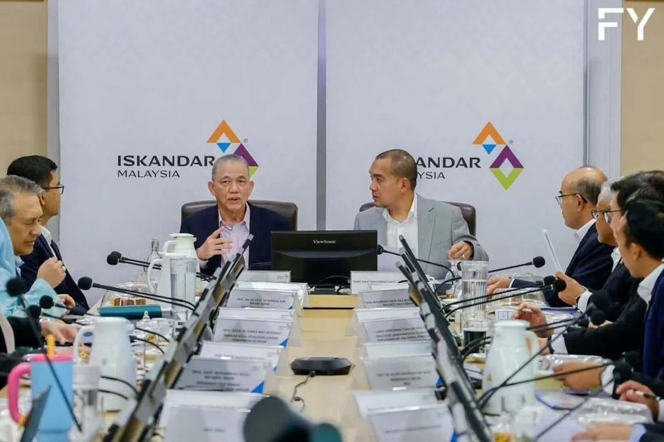 Timbalan Perdana Menteri II merangkap Menteri Peralihan Tenaga dan Transformasi Air, Datuk Amar Fadillah Yusof (kiri), bersama Menteri Besar Johor, Datuk Onn Hafiz Ghazi, ketika mempengerusikan Mesyuarat Irda Ke-36 di Putrajaya.