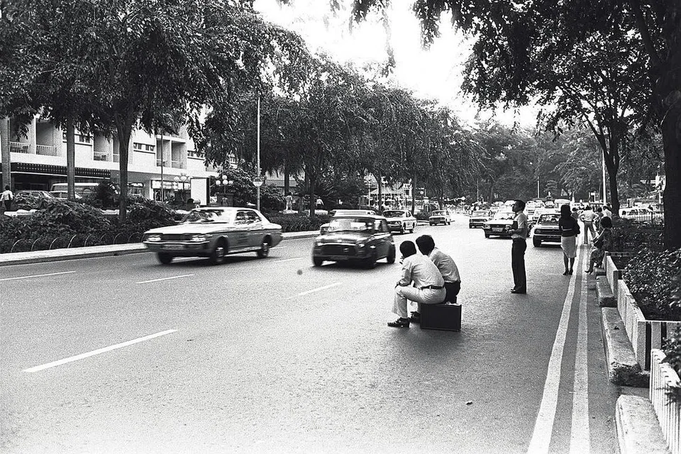 KHIDMAT TEKSI (DAHULU) - PERUBAHAN PESAT: Khidmat teksi di Singapura juga telah menjalani perubahan pesat. Antara khidmat teksi yang popular sekitar 1960-an hingga 1970-an digelar sebagai pawanca atau teksi sapu, iaitu kenderaan yang digunakan pemilik kereta privet untuk mengangkut penumpang seberapa ramai yang boleh. Tambangnya berdasarkan jarak perjalanan si penumpang. - Foto fail