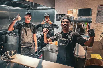 DARI KOTA SINGA KE NYC: Kakitangan tempatan Ashes Burnnit NYC bersedia menghidangkan burger yang mempunyai sentuhan Singapura dan New York kepada penduduk di negara yang melahirkan rangkaian restoran makanan segera popular yang dikenali bagi hidangan burger mereka. - Foto LEE SYAFIQ