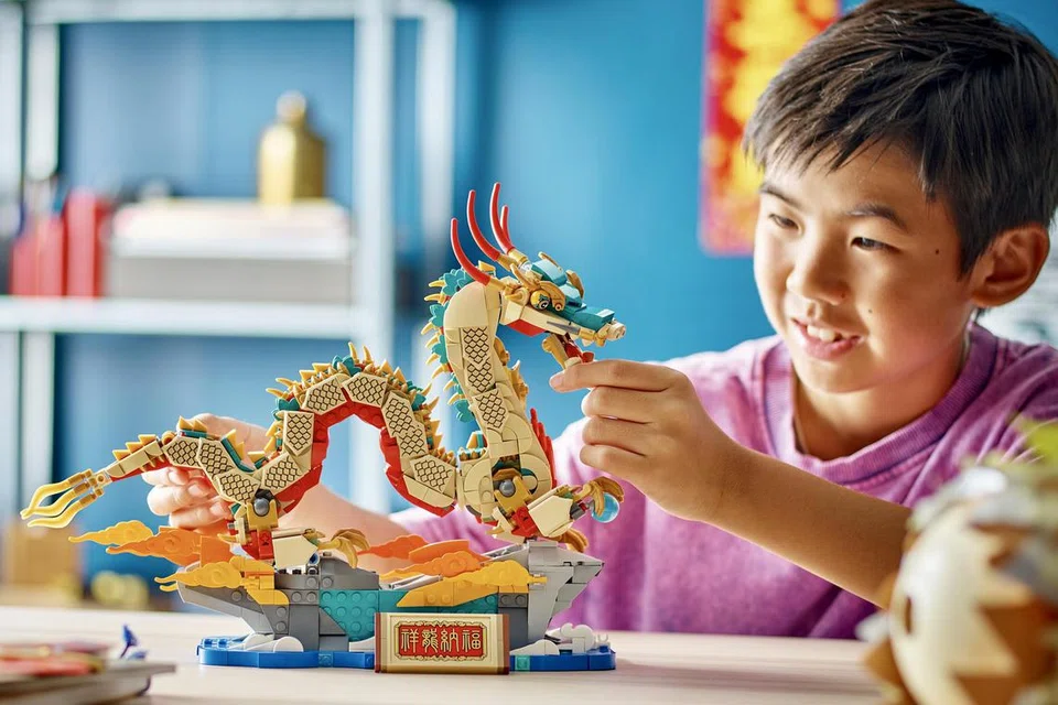 Kanak-kanak dan orang dewasa juga boleh rasa seronok membina Lego bertemakan Tahun Baru Cina dan bunga di Suntec City. Lego ini bukan hanya satu permainan malah boleh dijadikan perhiasan rumah.