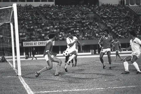 Pasukan Singapura menyuntik semangat kepada seramai 10,000 penyokong di Stadium Negara apabila mereka menewaskan Pulau Pinang  2-1 dalam Piala Lion City pada 1977.