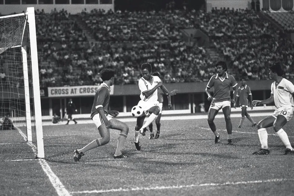 Pasukan Singapura menyuntik semangat kepada seramai 10,000 penyokong di Stadium Negara apabila mereka menewaskan Pulau Pinang  2-1 dalam Piala Lion City pada 1977.