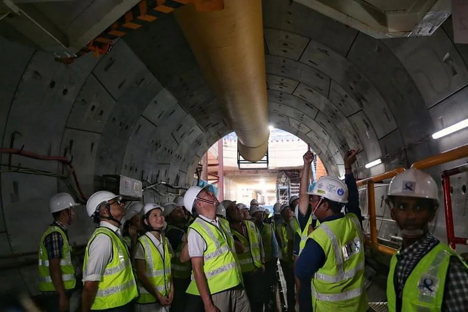 LAWAT TAPAK KERJA: Setiausaha Parlimen Kanan (Ehwal Dalam Negeri merangkap Pembangunan Negara) Sun Xueling; Menteri Kanan Teo Chee Hean dan Menteri Kanan Negara (Pengangkutan merangkap Perhubungan dan Penerangan)  Janil Puthucheary melawat tapak projek memanjangkan terowong Laluan Timur Laut (NEL) pada 10 Mac 2020.