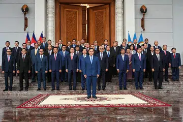 KABINET BARU: Bakal Perdana Menteri Kemboja, Encik Hun Manet (tengah), bergambar bersama para anggota Kabinetnya di ibu pejabat Parti Rakyat Kemboja (CPP) di Phnom Penh. 