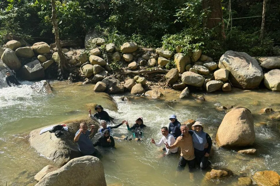 Seronok mandi sungai di Lata Berembun, tidak jauh dari Berembun Forest Lodge tempat kami menginap di Bukit Pantai.