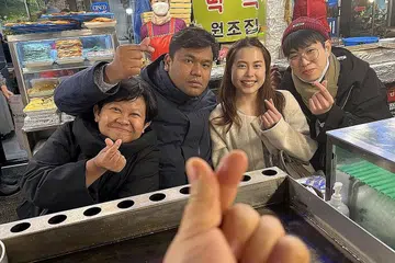 BERTEMU RAKAN DARI KOREA: (Dari kiri) Cik Jannah Monjiat dan Encik Yusri Sapari bertemu rakan mereka, Cik Evangeline, seorang rakyat Singapura dan suami, Encik Chris, warga Korea Selatan, ketika berada di Seoul Mac lalu. - Foto ihsan YUSRI SAPARI