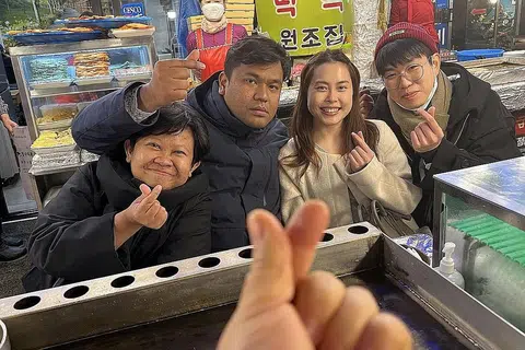 BERTEMU RAKAN DARI KOREA: (Dari kiri) Cik Jannah Monjiat dan Encik Yusri Sapari bertemu rakan mereka, Cik Evangeline, seorang rakyat Singapura dan suami, Encik Chris, warga Korea Selatan, ketika berada di Seoul Mac lalu. - Foto ihsan YUSRI SAPARI