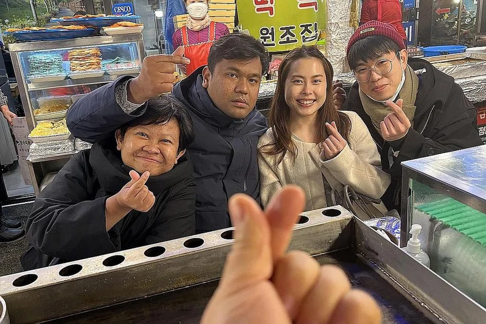 BERTEMU RAKAN DARI KOREA: (Dari kiri) Cik Jannah Monjiat dan Encik Yusri Sapari bertemu rakan mereka, Cik Evangeline, seorang rakyat Singapura dan suami, Encik Chris, warga Korea Selatan, ketika berada di Seoul Mac lalu. - Foto ihsan YUSRI SAPARI