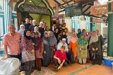 GOTONG-ROYONG JAYAKAN PROJEK AMAL: Penjualan nasi beriani amal Masjid Khadijah dijayakan dengan kehadiran lebih 300 jemaah dan sukarelawan dalam membantu memasak, mengedar dan membeli nasi-nasi amal tersebut. - Foto-Foto MASJID KHADIJAH