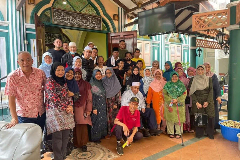 GOTONG-ROYONG JAYAKAN PROJEK AMAL: Penjualan nasi beriani amal Masjid Khadijah dijayakan dengan kehadiran lebih 300 jemaah dan sukarelawan dalam membantu memasak, mengedar dan membeli nasi-nasi amal tersebut. - Foto-Foto MASJID KHADIJAH