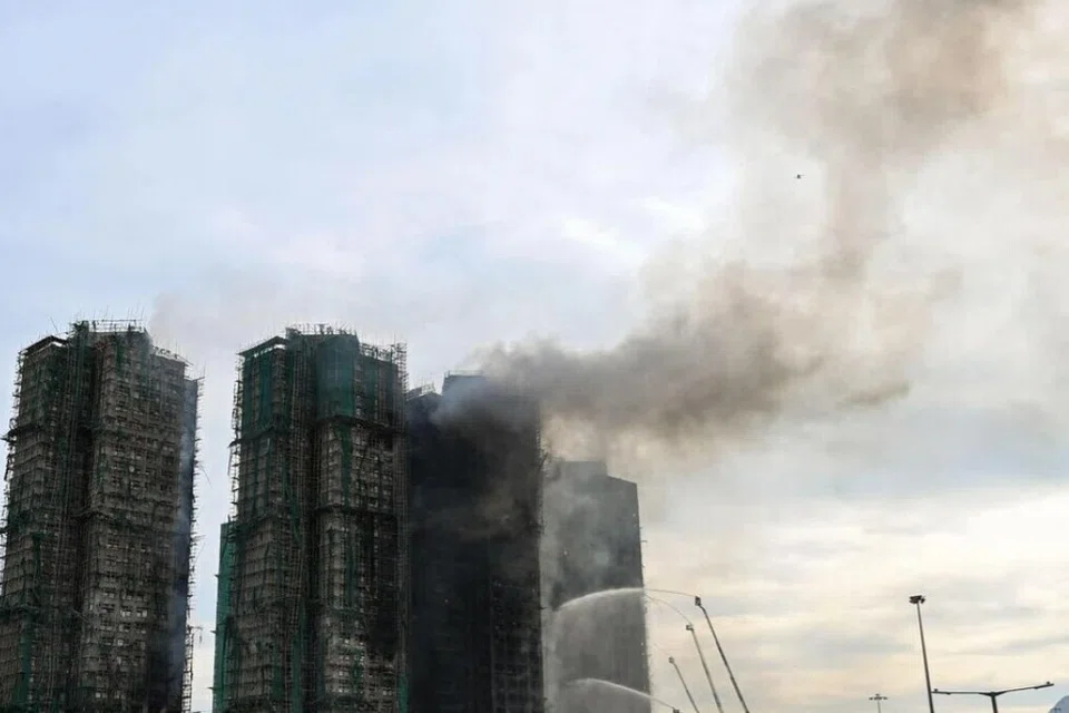 Bomba cuba memadamkan api di Wang Fuk Court pada 27 November.