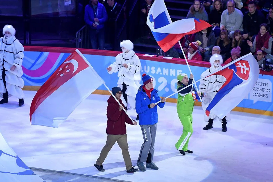 Edisi ketiga Sukan Olimpik Belia Musim Sejuk dibuka secara rasmi di Lausanne, Switzerland pada 9 Januari, dengan pemain hoki ais Singapura, Matthew Hamnett, mewakili negara dalam upacara pembukaan. Dua lagi atlet Singapura, peluncur pecut trek pendek Alyssa Pok dan Trevor Tan, turut akan beraksi dalam temasya tersebut.