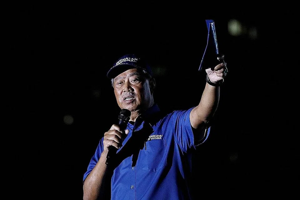 "Kita masih mampu mewujudkan 500,000 peluang kerja baru dan menyelamatkan 3 juta pekerjaan rakyat Malaysia ketika krisis Covid-19 berlaku. Dalam keadaan cabaran besar itu, Kabinet pimpinan saya masih mampu mencatatkan pencapaian yang memberansangkan. Saya kongsikan pencapaian kerajaan Perikatan Nasional sebagai bukti betapa serius saya dalam agenda menyelamatkan negara." - Tan Sri Muhyiddin Yassin, Pengerusi Perikatan Nasional (PN).