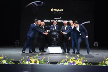 MAJLIS PELANCARAN: (Dari kiri) Ketua Pengurusan Kekayaan Islam Kumpulan Maybank, Encik Anurag Mathur; Ketua Pegawai Eksekutif Perbankan Islam Kumpulan Maybank, Dato’ Mohd Rafique Merican; Pengerusi Malayan Banking Berhad, Tan Sri’ Dato Sri’ Zamzamzairani; Menteri Negara Kanan (Pertahanan merangkap Tenaga Manusia), Encik Zaqy Mohamad; Ketua Pegawai Eksekutif Perkhidmatan Kewangan Masyarakat Kumpulan Maybank, Dato’ John Chong; Ketua Pegawai Eksekutif Negara & Ketua Pegawai Eksekutif, Maybank Singapura, Dr John Lee dan Ketua Pengurusan Kekayaan Kumpulan Maybank & Perkhidmatan Kewangan Masyarakat, Encik Alvin Lee, rasmikan pelancaran Pengurusan Kekayaan Islam Maybank di Singapura pada Isnin. 
