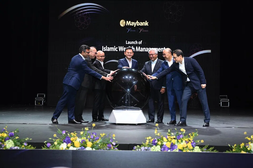 MAJLIS PELANCARAN: (Dari kiri) Ketua Pengurusan Kekayaan Islam Kumpulan Maybank, Encik Anurag Mathur; Ketua Pegawai Eksekutif Perbankan Islam Kumpulan Maybank, Dato’ Mohd Rafique Merican; Pengerusi Malayan Banking Berhad, Tan Sri’ Dato Sri’ Zamzamzairani; Menteri Negara Kanan (Pertahanan merangkap Tenaga Manusia), Encik Zaqy Mohamad; Ketua Pegawai Eksekutif Perkhidmatan Kewangan Masyarakat Kumpulan Maybank, Dato’ John Chong; Ketua Pegawai Eksekutif Negara & Ketua Pegawai Eksekutif, Maybank Singapura, Dr John Lee dan Ketua Pengurusan Kekayaan Kumpulan Maybank & Perkhidmatan Kewangan Masyarakat, Encik Alvin Lee, rasmikan pelancaran Pengurusan Kekayaan Islam Maybank di Singapura pada Isnin. 