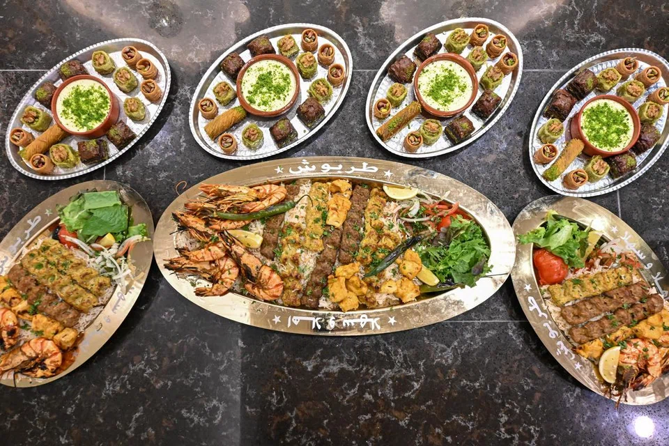 Hidangan ‘Mixed Grilled Platter’ dengan pencuci mulut, ‘Saffron Mahalabia’, dan pelbagai jenis ‘baklava’.
