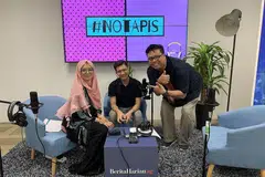 MENGONGSI PENGALAMAN: Encik Muhammad Aidil Arsad (tengah) menjadi tamu rakaman podcast #NOTAPIS bersama Suhaimi Yusof dan wartawan Shahida Sarhid. - Foto BH oleh SITI AISYAH NORDIN
